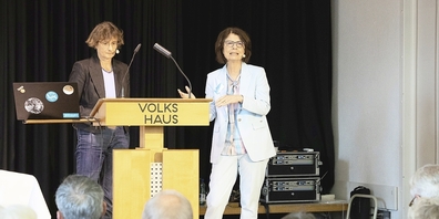 Sonya Kuchen, Geschäftsleitungsmitglied Pro Senectute (links), und Cäcilia Hänni, Präsidentin Zürcher Seniorinnen und Senioren, sprachen vor einem interessierten Publikum an der Alterskonferenz im Volkshaus Zürich.