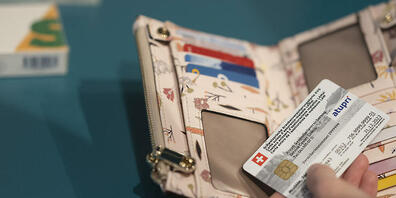 Die Schwyzer Regierung gibt Auskunft zu den Krankenkassenkosten im Asylbereich. (Symbolbild)