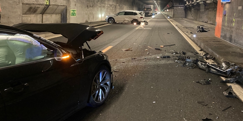 Beim Tunnel-Unfall im Gegenverkehr wurden zwei Personen leicht verletzt und drei Autos total beschädigt.