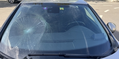 Beim Unfall entstand unter anderem am involvierten Auto Sachschaden von mehreren tausend Franken.