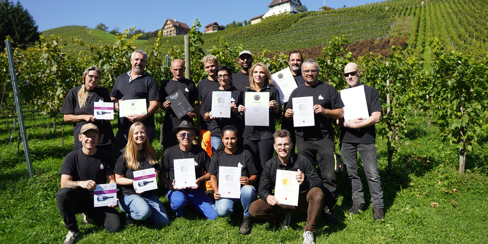 Das Team von «tobias  wein.gut» freut sich über die errungenen Auszeichnungen