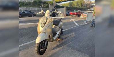 Beim Bremsen wegen einer stehenden Fahrzeugkolonne geriet der Vespa-Fahrer zu Fall und verletzte sich.