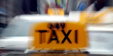 Das Zürcher Taxigesetz tritt auf 2024 in Kraft: Der Regierungsrat hat Bewilligungen, Taxilampen und Limousinenplaketten geregelt. (Symbolbild)