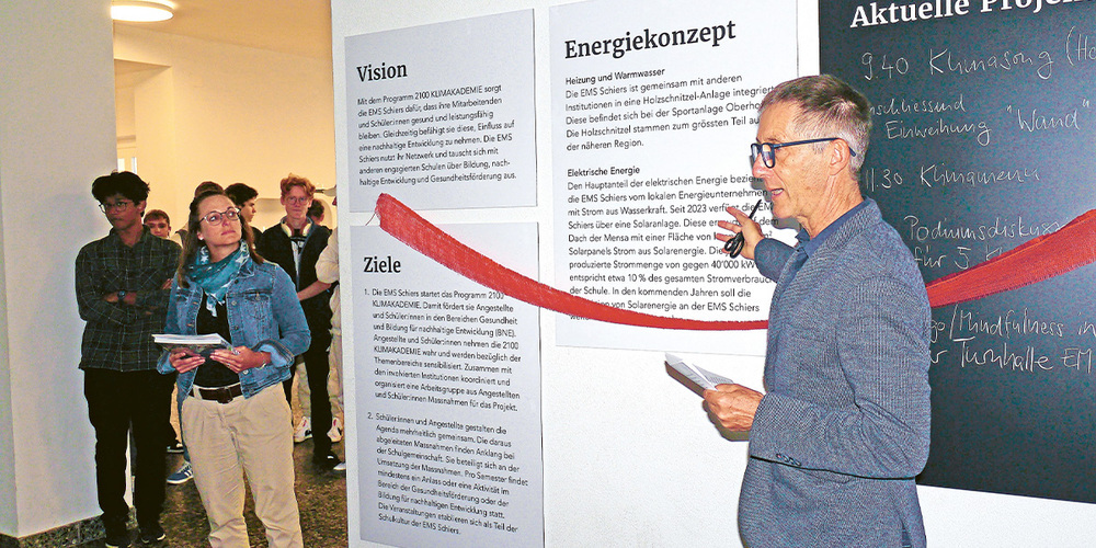 Direktor Hans-Andrea Tarnutzer vor der Projektwand.