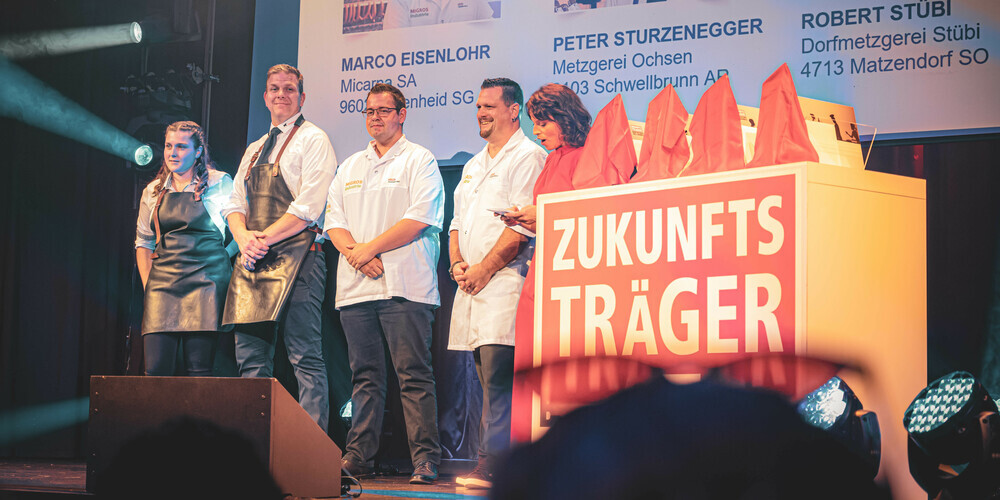 Bei der Preisverleihung: Marco Eisenlohr (2. von rechts, links der Moderatorin)