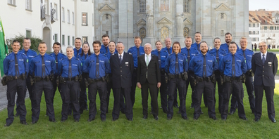 Die frisch aufgenommenen Polizeiangehörigen mit Regierungsrat Fredy Fässler, Vorsteher Sicherheits- und Justizdepartement Kanton St.Gallen.