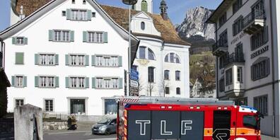 Die Stützpunktfeuerwehr Schwyz unterwegs im Dorfzentrum.