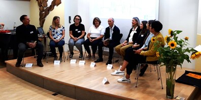 Acht Fachpersonen sprachen unter der Leitung des Moderators Martin Bürki (Mitte) über ihre Erfahrungen aus dem Berufsalltag und beatworteten Fragen aus dem Publikum. 
