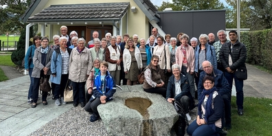 Die Pilgerschar aus dem Linthgebiet vor der frühbarocken Wallfahrtskirche «Zu Unserer Lieben Frau Maria Heimsuchung» in Bildstein, Vorarlberg.