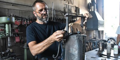 Schellenschmied René Soller zeigt, wie das hölzerne Joch später an die nachgebildete Gallusglocke angebracht wird