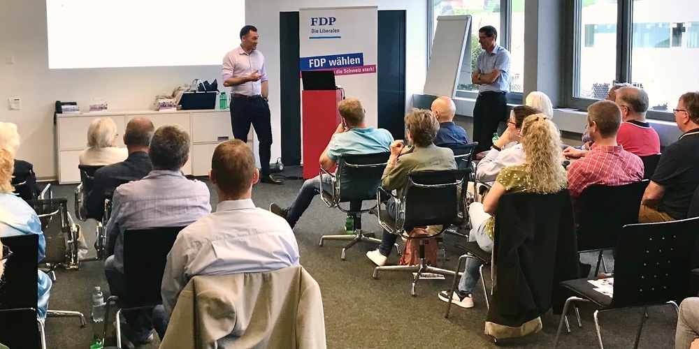 Marcel Dobler im Dialog mit Michael Menzl, CEO HakaGerodur AG, und den Gästen.