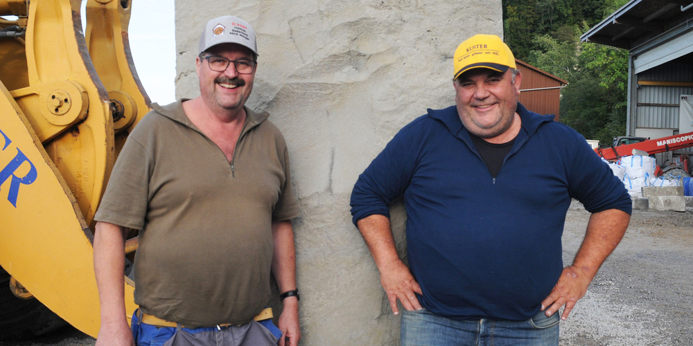 Vorfreude auf den Waldtag: Christian Kuster (r.) und Dani Vogt vor einem 20 Tonnen schweren Kuster Sandstein.