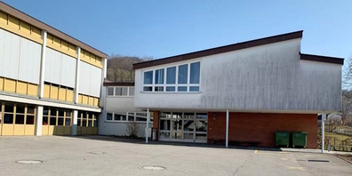 Das rund 60-jährige Gebäude des OSZ II in Gommiswald soll durch einen Neubau mit mehr Schulraum und grösserer Turnhalle ersetzt werden.