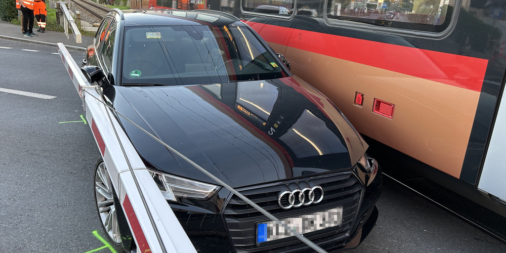 Das Unfallauto des in Deutschland wohnenden Türken wurde vom Zug gegen die Schranke gedrückt. 