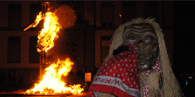 In Wollerau wurde gestern zum Abschluss der Fasnacht der Beckitogg in Brand gesteckt.