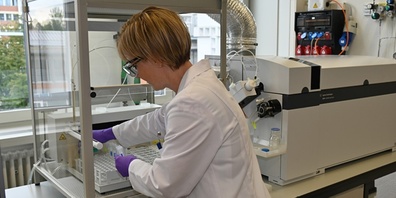 Die Empa-Laborantin Claudia Schreiner sortiert im Labor die Proben zur Analyse im Spektrometer ein.