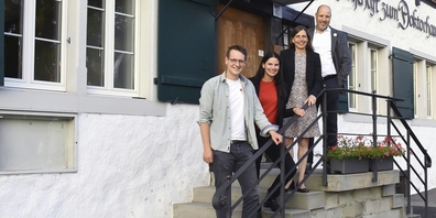Sie posierten vor dem Doktorhaus in Wallisellen, wo das Podium stattfand (v. l.): Nicola Siegrist (Juso), Nina Fehr Düsel (SVP), Bettina Balmer (FDP) und David Galeuchet (Grüne) kennen und schätzen sich aus dem Kantonsrat.