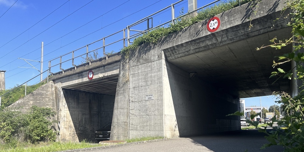 Die SBB-Unterführung in Buriet wird durch Strassenabsenkung angepasst