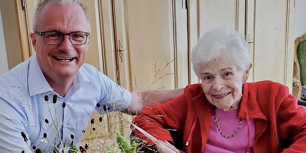 Die hundertjährige Hedwig Brunnenschweiler mit Gemeindepräsident Simon Diezi