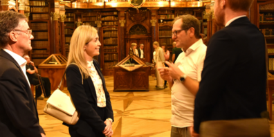  Stiftsbibliothekar Cornel Dora führt die Botschafterin aus Irland durch die aktuelle Ausstellung.