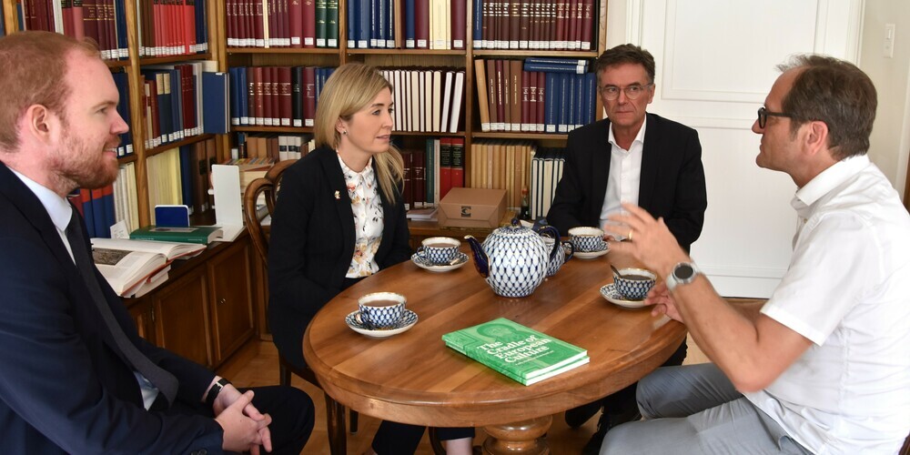 Teerunde: Aoife McGarry, die Botschafterin aus Irland, zusammen mit dem stellvertretenden Missionschef David McDonnell (links) bei der Teatime mit Administrationsratspräsident Raphael Kühne (2.v.r) und Stiftsbibliothekar Cornel Dora.