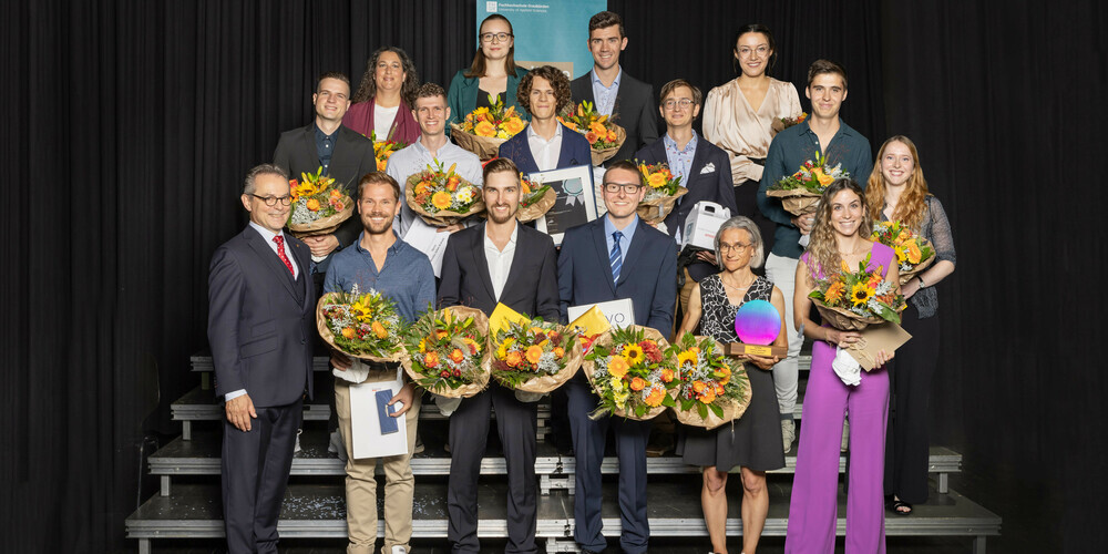 Die besten Bachelor- und Master-Absolventinnen und -Absolventen sowie Preisträgerinnen und Preisträger 2023 der FH Graubünden:  (hinten, v.l.n.r.) Susanne Knöpfel, Luise Weinert, Hannes Vögeli, Marion Spitz. (Mitte, v.l.n.r.) Gianluca Keel, Nicolas Kränzle, Yves Allenspach, Noel Frey, Christoph Blank, Deborah Kühne. (vorne, v.l.n.r.) Rektor Jürg Kessler, Sandro Schmid, Samuel Thöny, Roger Fleisch, Sabine Kaufmann, Julienne Bérard. Es fehlen: Arno Zarn, Nathalie Rutschi, Ines Trezzini.