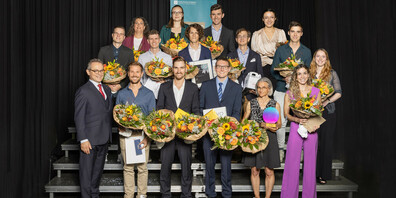 Die besten Bachelor- und Master-Absolventinnen und -Absolventen sowie Preisträgerinnen und Preisträger 2023 der FH Graubünden:  (hinten, v.l.n.r.) Susanne Knöpfel, Luise Weinert, Hannes Vögeli, Marion Spitz. (Mitte, v.l.n.r.) Gianluca Keel, Nicolas Kränzle, Yves Allenspach, Noel Frey, Christoph Blank, Deborah Kühne. (vorne, v.l.n.r.) Rektor Jürg Kessler, Sandro Schmid, Samuel Thöny, Roger Fleisch, Sabine Kaufmann, Julienne Bérard. Es fehlen: Arno Zarn, Nathalie Rutschi, Ines Trezzini.