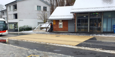 Wer hat hier Vortritt: Fussgänger oder Autos?