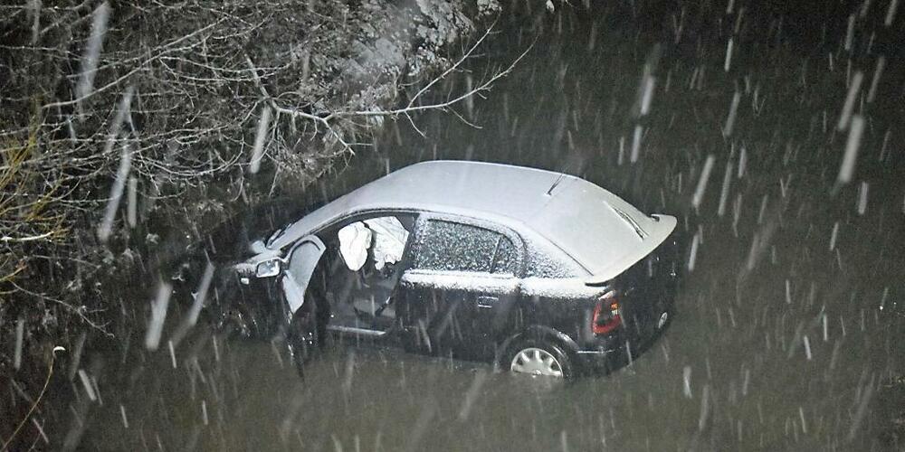 Ein Auto landete im Bach.