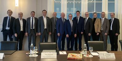 Die Vertretungen der Ostschweizer Regierungskonferenz beim Austausch mit Bundesrat Albert Rösti