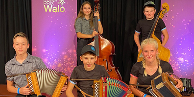 Zählen zu den besten Schweizer Nachwuchskünstlern: das Ländlerduo Zahner-Suter (links im Edelweiss-Hemd) und das Ländlertrio Reichmuth-Züger (in schwarz). 