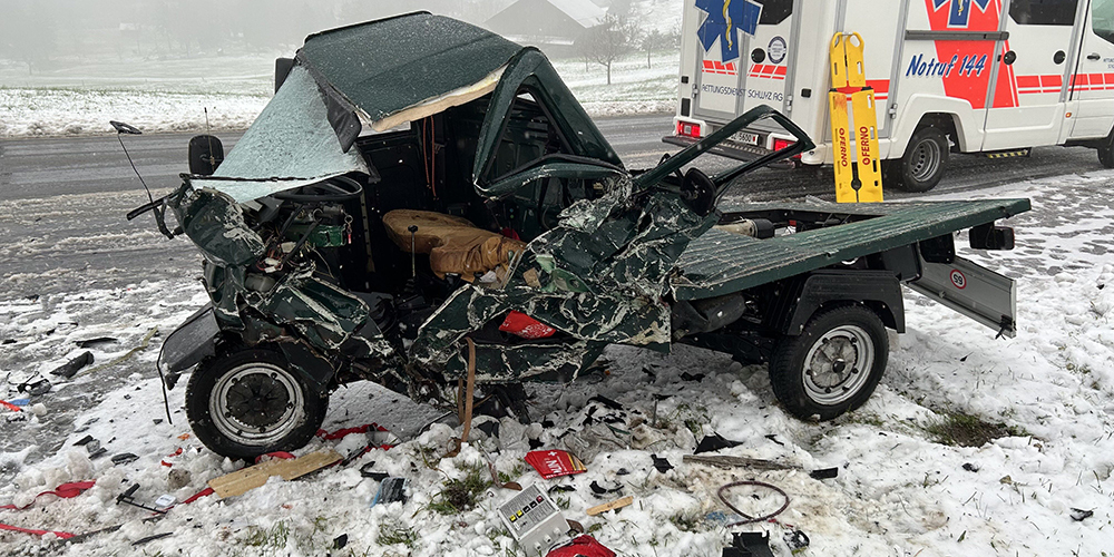 Bei einer Frontalkollision mit einem Personenwagen wurde der Fahrer des dreirädrigen Motorfahrzeugs erheblich verletzt.