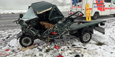 Bei einer Frontalkollision mit einem Personenwagen wurde der Fahrer des dreirädrigen Motorfahrzeugs erheblich verletzt. 