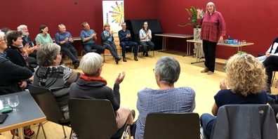 Seelsorgerin Bettina Flick (stehend) brachte freiwillig Engagierte aus drei Gemeinden für ein Kennenlernen und den Austausch zusammen.