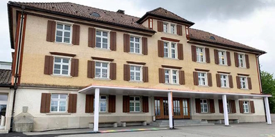 Der Kindergarten war zuvor ein Primarschulhaus und wurde 1841/42 erbaut. Das denkmalgeschützte Gebäude soll innen und aussen saniert sowie erweitert werden.