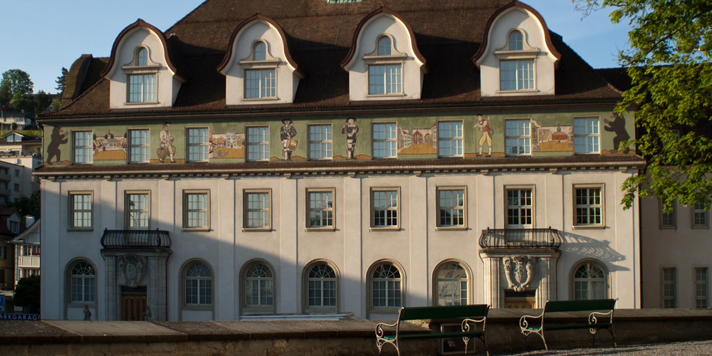 Junge Menschen setzen sich an der Jugendsession intensiv mit Geld und Gerechtigkeit auseinander.
