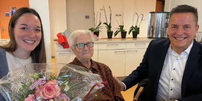 Ein Jahrhundert: Vanessa Vollmeier und Toni Loher gratulieren der Jubilarin zu ihrem runden Geburtstag.