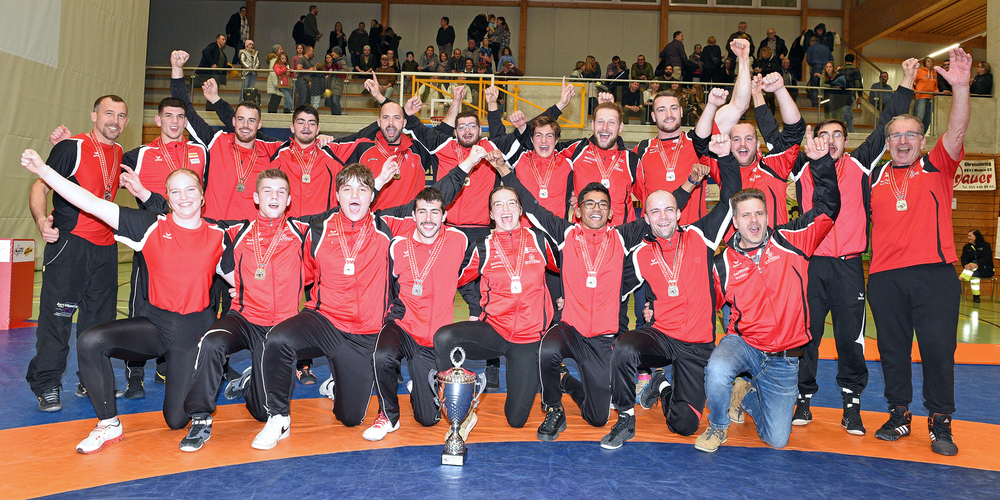 Die erfolgreiche NLB-Mannschaft der Ringerriege Tuggen mit der Silbermedaille.