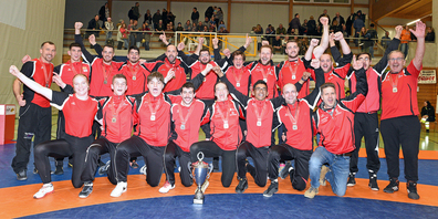 Die erfolgreiche NLB-Mannschaft der Ringerriege Tuggen mit der Silbermedaille.