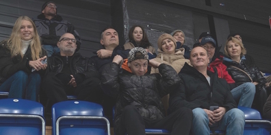 Die 20 geflüchteten Ukrainerinnen und Ukrainer in der SGKB Arena. Für zwei von ihnen sind die Lakers bereits «unser Team».