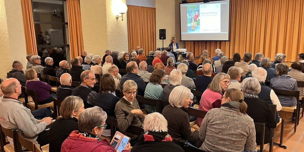 Im gut gefüllten Kirchgemeindesaal interessierte sich vor allem die ältere Generation für die Ergebnisse. 