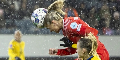 Ana Maria Crnogorcevic mit einem Kopfball, der trifft: Die Schweiz gewinnt im Schneetreiben 1:0