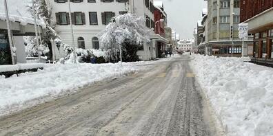 An dieser Strasse in Ilanz GR wurde eine Fussgängerin von einem Auto angefahren. Sie wurde verletzt.