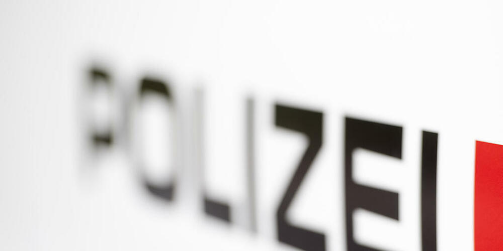 Ein Autolenker hat in Ingenbohl SZ einen Fussgänger angefahren und erheblich verletzt. (Symbolbild)