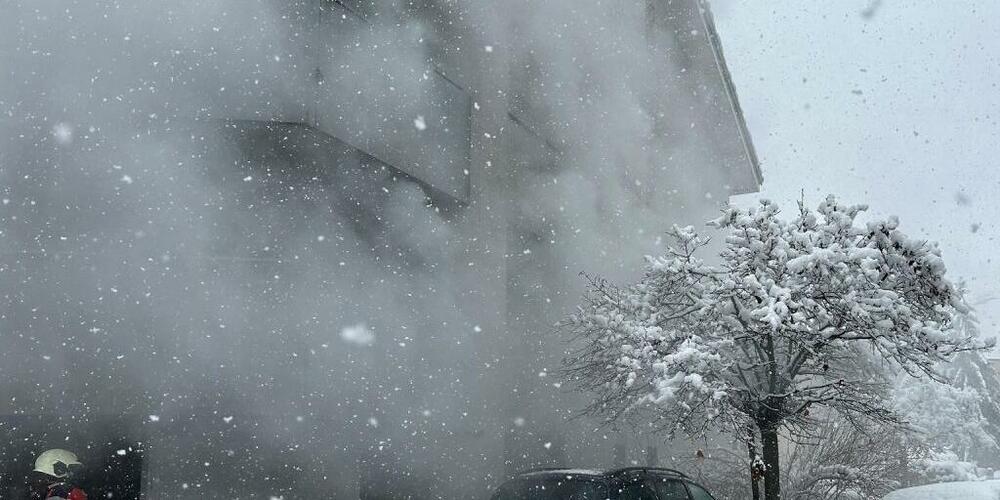 Viel Rauch drang aus dem vom Brand betroffenen Klotener Mehrfamilienhaus.