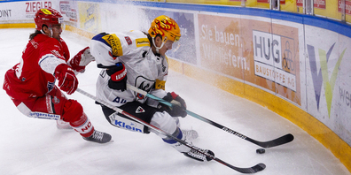 Fribourg-Gotteron PostFinance Top Scorer Marcus Soerensen (Sorensen) gegen SC Rapperswil-Jona Lakers Stuermer Victor Rask waehrend dem Eishockey-Meisterschaftsspiel der National League am Freitag, 1. Dezember, in Rapperswil.