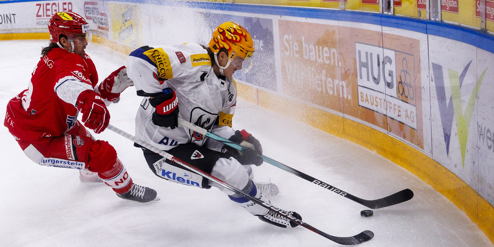 Fribourg-Gotterons Marcus Soerensen gegen Lakers-Stürmer Victor Rask am 1. Dezember in Rapperswil