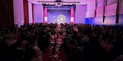 Blick in die Zuzwiler Turnhalle - besetzt bis auf den letzten Platz.