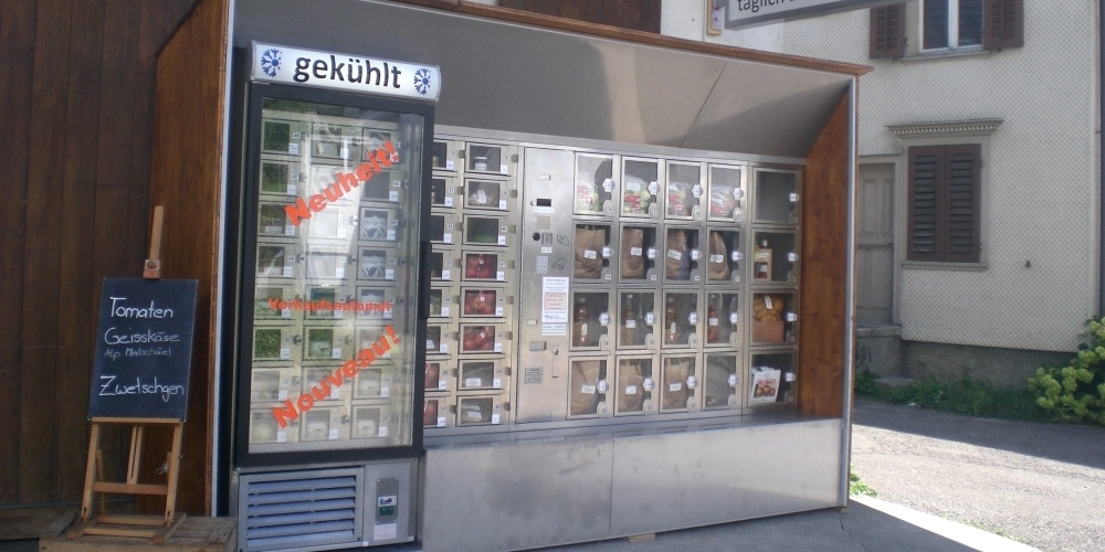 Der grosse Verkaufsautomat des Hofladens Schmucki in St. Gallenkappel.