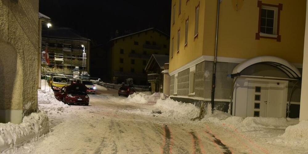 In San Bernardino ist ein Auto in eine Hausecke geprallt. Zwei Insassen zogen sich dabei Verletzungen zu.